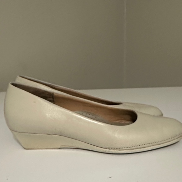 Very Vintage set of Heels in Cream and Navy - Picture 4 of 14